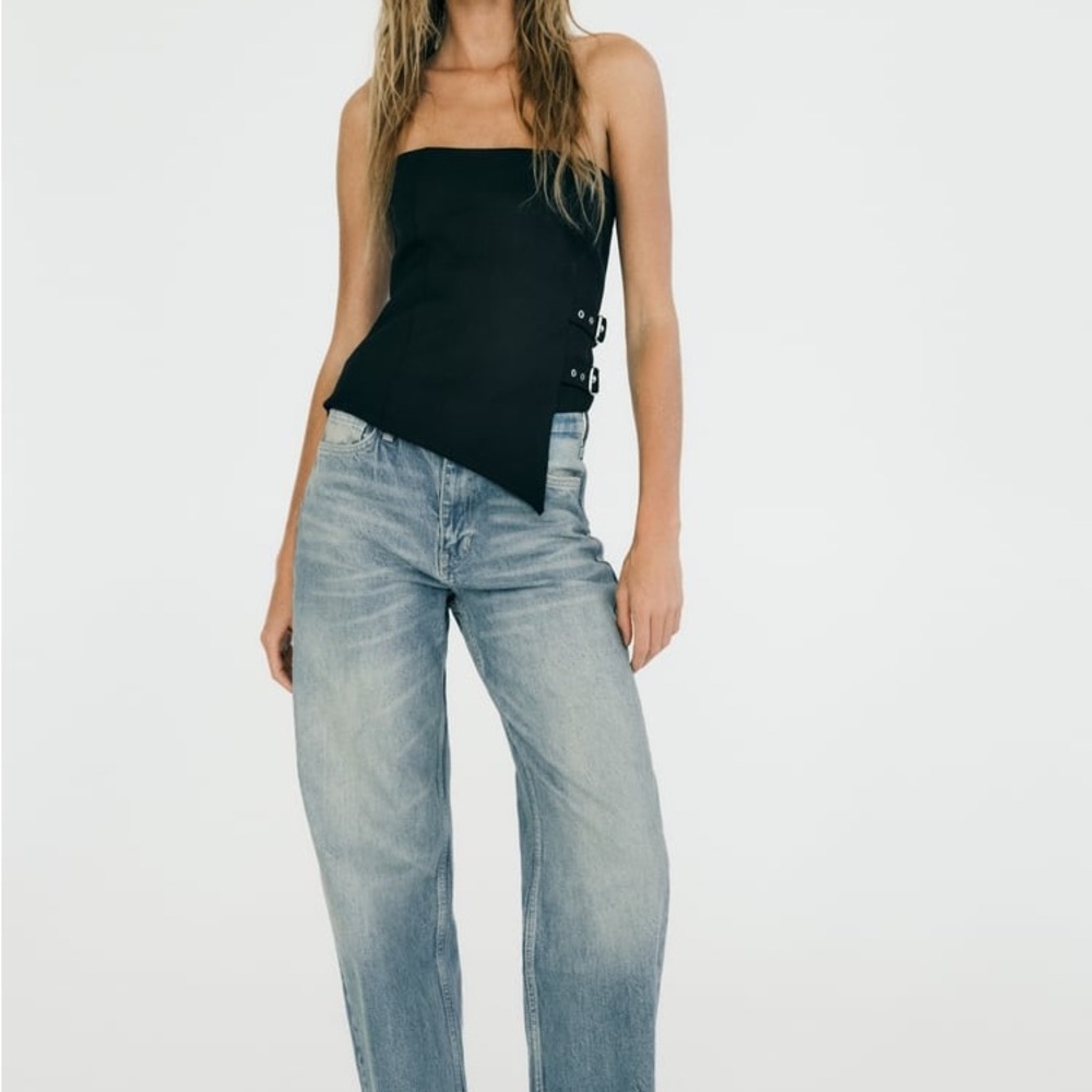 STRAPLESS BUCKLE TOP
